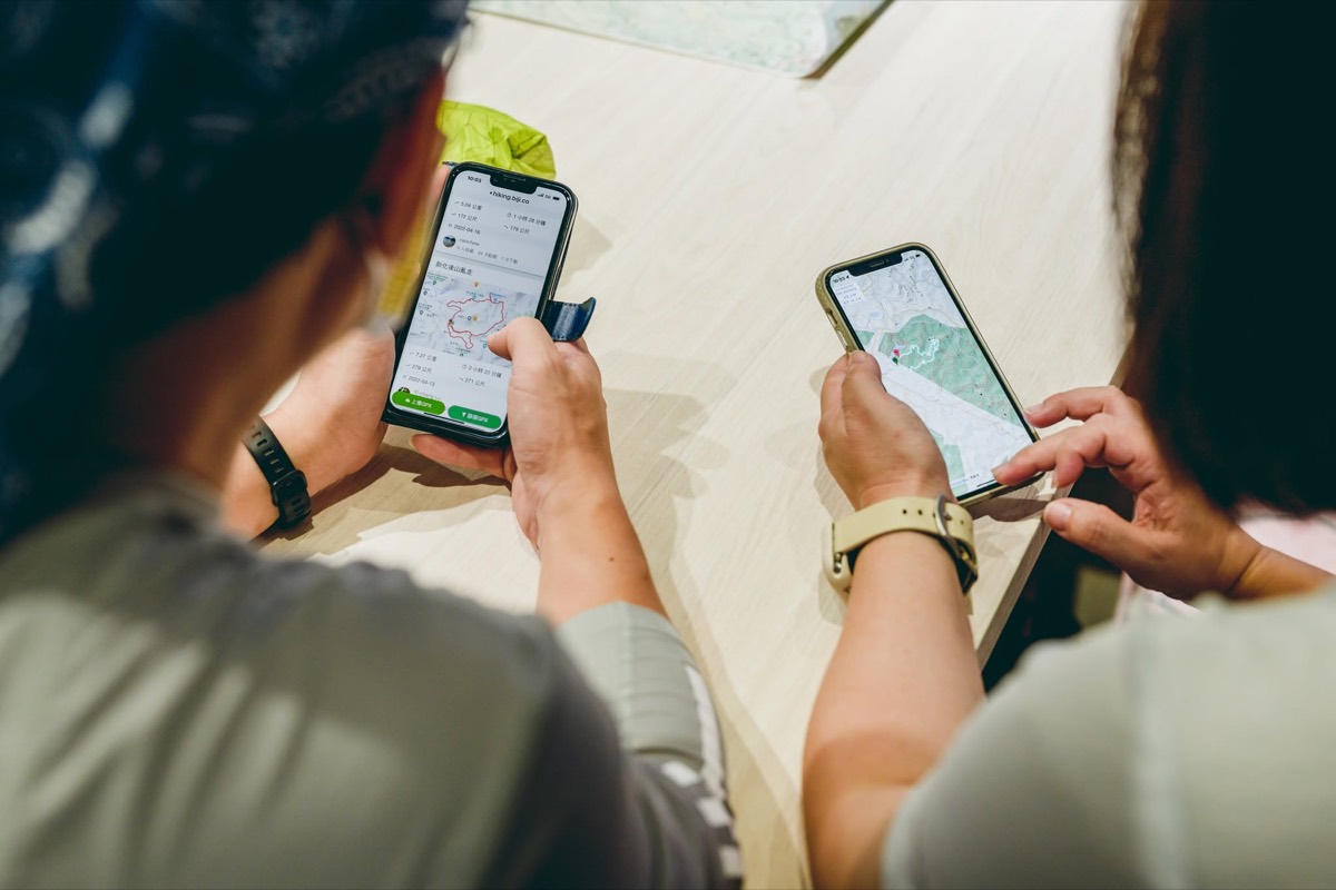 山裏里學員用離線地圖 App 在新化林場判讀路線與位置